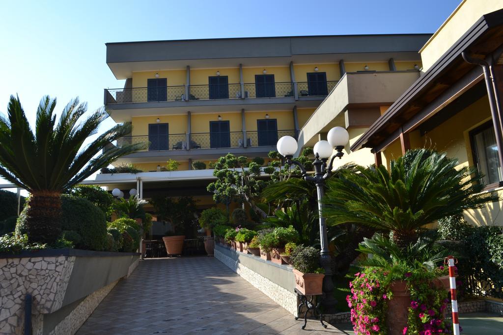 Hotel Ristorante Donato Calvizzano Dış mekan fotoğraf